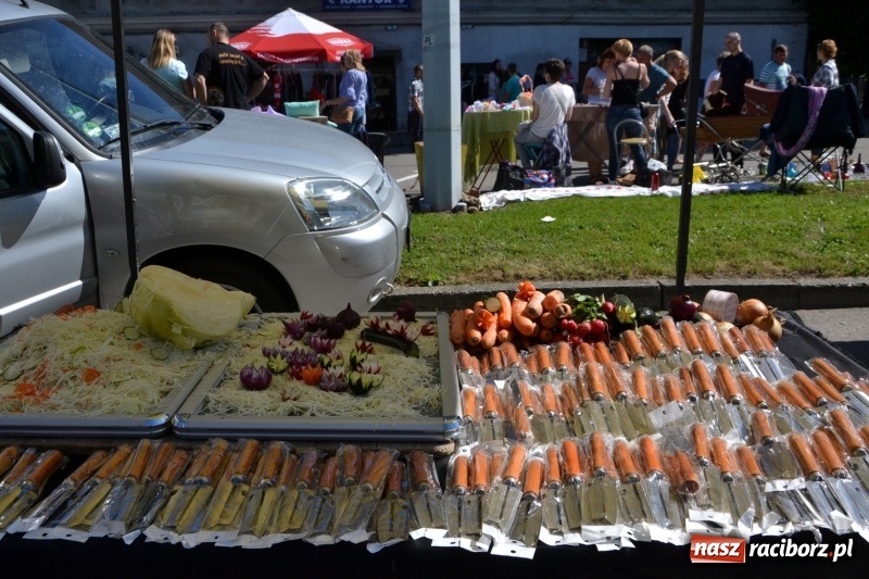 Zdjęcie w galerii na portalu naszraciborz.pl: Jarmark na granicy - dużo sprzedających, dużo kupujących wiadomości z regionu