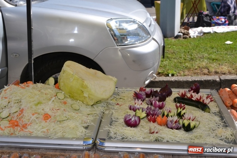 Zdjęcie w galerii na portalu naszraciborz.pl: Jarmark na granicy - dużo sprzedających, dużo kupujących wiadomości z regionu