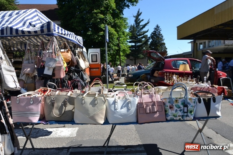 Zdjęcie w galerii na portalu naszraciborz.pl: Jarmark na granicy - dużo sprzedających, dużo kupujących wiadomości z regionu