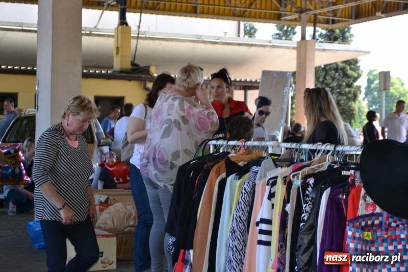 Zdjęcie w galerii na portalu naszraciborz.pl: Jarmark na granicy - dużo sprzedających, dużo kupujących wiadomości z regionu