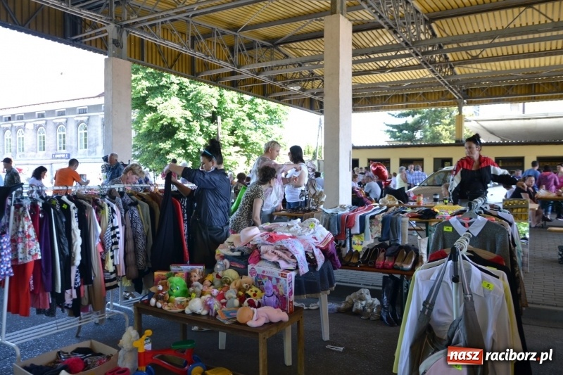 Zdjęcie w galerii na portalu naszraciborz.pl: Jarmark na granicy - dużo sprzedających, dużo kupujących wiadomości z regionu