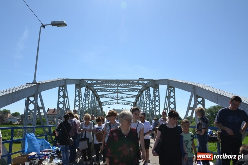 Zdjęcie w galerii na portalu naszraciborz.pl: Jarmark na granicy - dużo sprzedających, dużo kupujących wiadomości z regionu