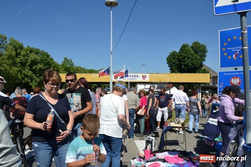 Zdjęcie w galerii na portalu naszraciborz.pl: Jarmark na granicy - dużo sprzedających, dużo kupujących wiadomości z regionu