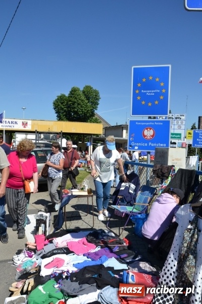Zdjęcie w galerii na portalu naszraciborz.pl: Jarmark na granicy - dużo sprzedających, dużo kupujących wiadomości z regionu