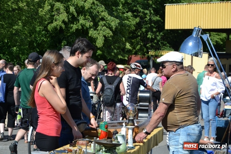 Zdjęcie w galerii na portalu naszraciborz.pl: Jarmark na granicy - dużo sprzedających, dużo kupujących wiadomości z regionu
