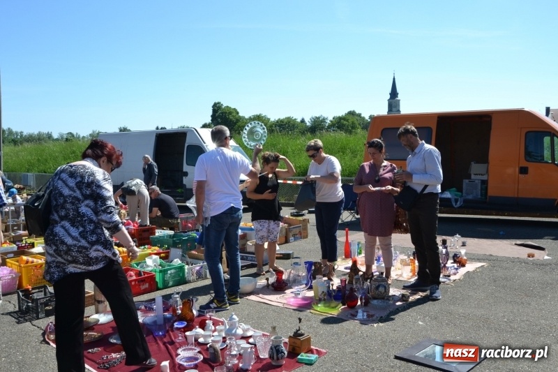 Zdjęcie w galerii na portalu naszraciborz.pl: Jarmark na granicy - dużo sprzedających, dużo kupujących wiadomości z regionu