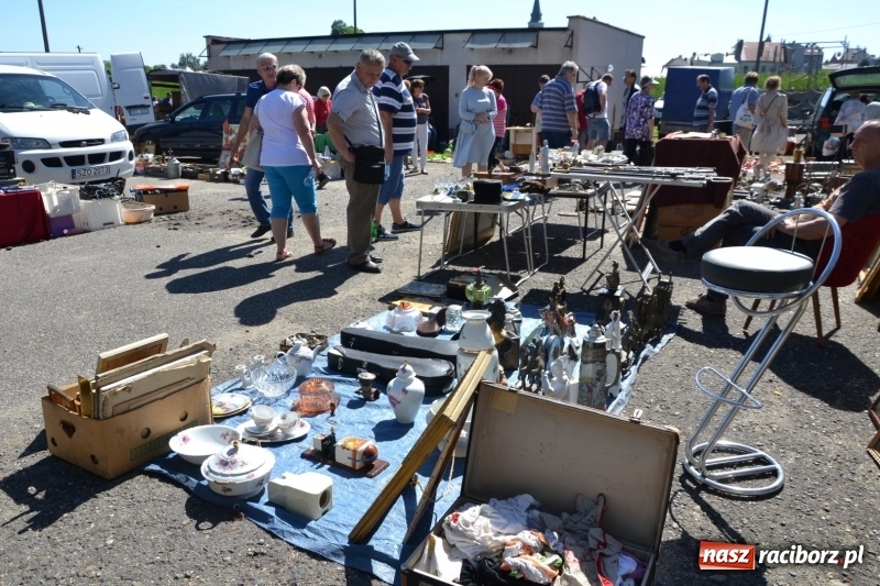 Zdjęcie w galerii na portalu naszraciborz.pl: Jarmark na granicy - dużo sprzedających, dużo kupujących wiadomości z regionu