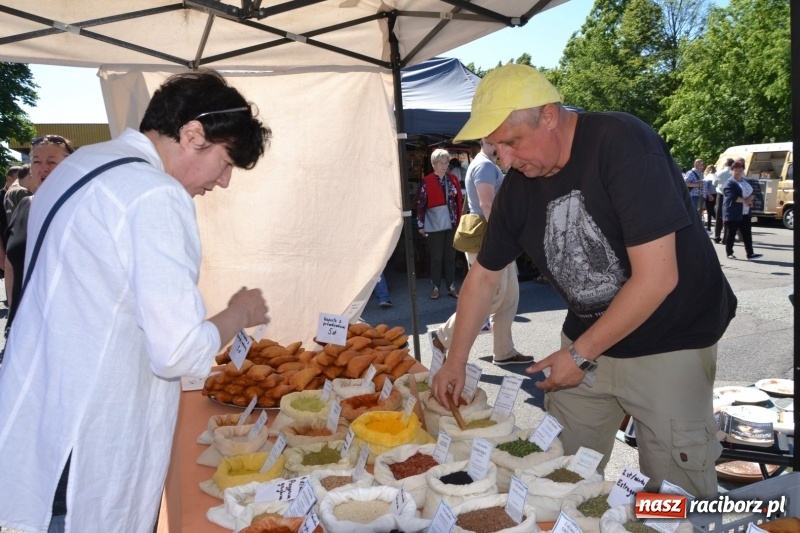 Zdjęcie w galerii na portalu naszraciborz.pl: Jarmark na granicy - dużo sprzedających, dużo kupujących wiadomości z regionu