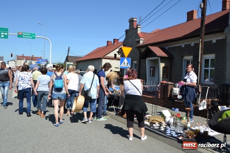 Zdjęcie w galerii na portalu naszraciborz.pl: Jarmark na granicy - dużo sprzedających, dużo kupujących wiadomości z regionu