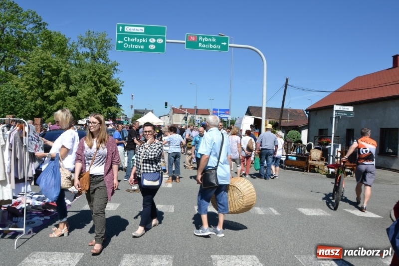 Zdjęcie w galerii na portalu naszraciborz.pl: Jarmark na granicy - dużo sprzedających, dużo kupujących wiadomości z regionu