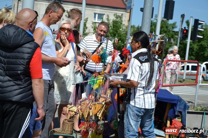 Zdjęcie w galerii na portalu naszraciborz.pl: Jarmark na granicy - dużo sprzedających, dużo kupujących wiadomości z regionu
