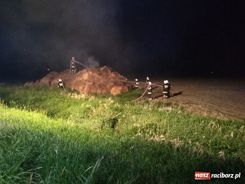 Zdjęcie w galerii na portalu naszraciborz.pl: Podpalenie prawdopodobną przyczyną pożaru stogu słomy wiadomości z regionu