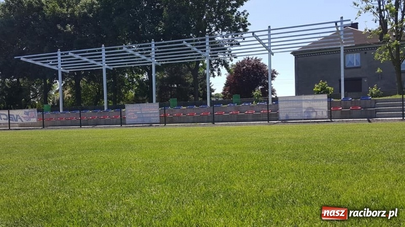 Zdjęcie w galerii na portalu naszraciborz.pl: Trybuny na boisku LKS Tworków zostaną zadaszone wiadomości z regionu
