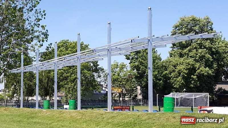 Zdjęcie w galerii na portalu naszraciborz.pl: Trybuny na boisku LKS Tworków zostaną zadaszone wiadomości z regionu