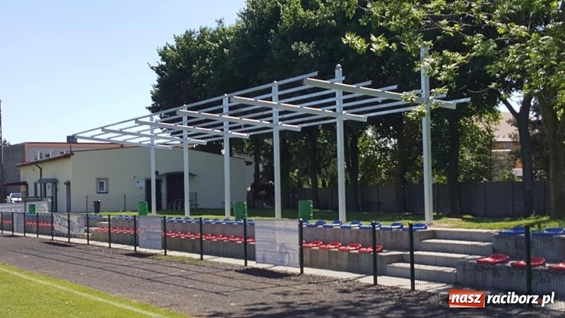 Zdjęcie w galerii na portalu naszraciborz.pl: Trybuny na boisku LKS Tworków zostaną zadaszone wiadomości z regionu