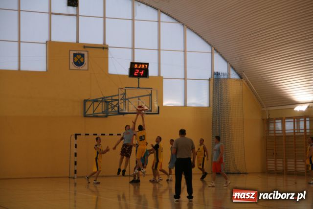 Zdjęcie w galerii na portalu naszraciborz.pl: Koszykarska rywalizacja wiadomości z regionu