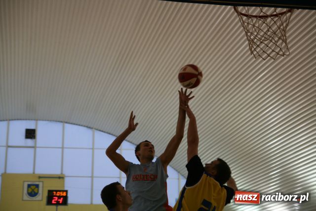 Zdjęcie w galerii na portalu naszraciborz.pl: Koszykarska rywalizacja wiadomości z regionu
