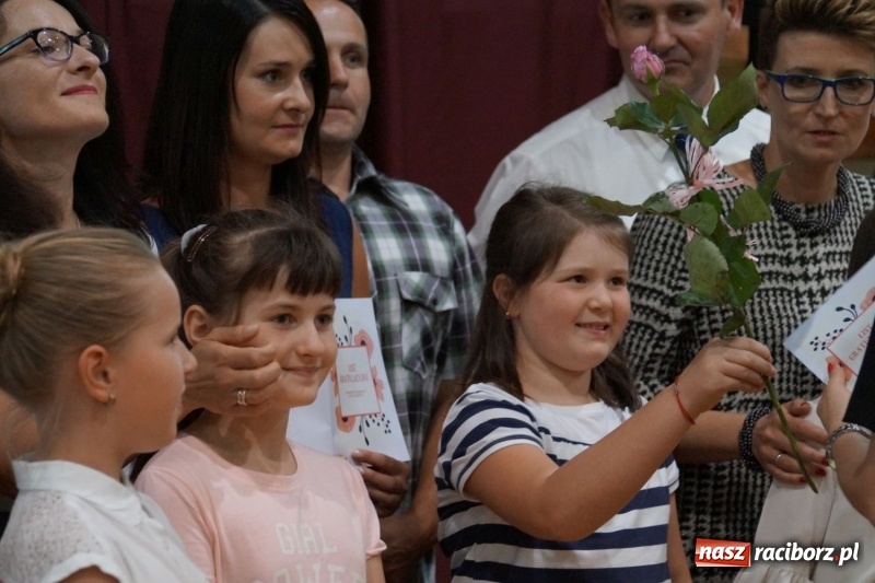 Zdjęcie w galerii na portalu naszraciborz.pl: Róbta co chceta... ale dla dobra. Święto szkoły w Nędzy wiadomości z regionu