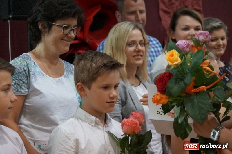 Zdjęcie w galerii na portalu naszraciborz.pl: Róbta co chceta... ale dla dobra. Święto szkoły w Nędzy wiadomości z regionu
