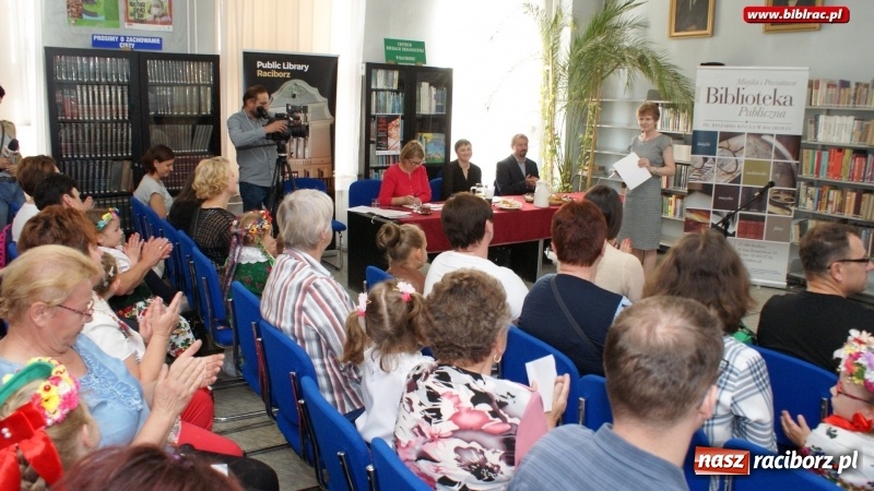 Zdjęcie w galerii na portalu naszraciborz.pl: Tukej piyknie godomy po raz dziesiąty w raciborskiej bibliotece wiadomości z regionu