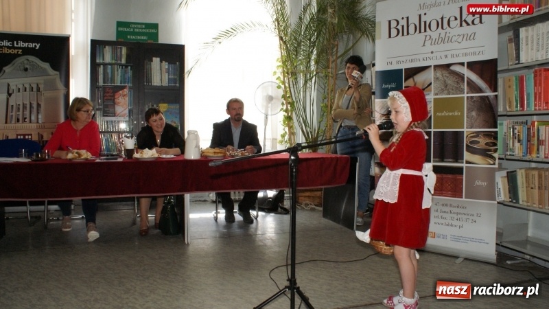 Zdjęcie w galerii na portalu naszraciborz.pl: Tukej piyknie godomy po raz dziesiąty w raciborskiej bibliotece wiadomości z regionu