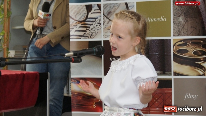 Zdjęcie w galerii na portalu naszraciborz.pl: Tukej piyknie godomy po raz dziesiąty w raciborskiej bibliotece wiadomości z regionu