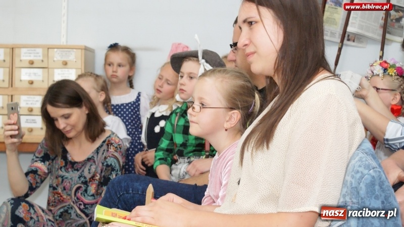 Zdjęcie w galerii na portalu naszraciborz.pl: Tukej piyknie godomy po raz dziesiąty w raciborskiej bibliotece wiadomości z regionu