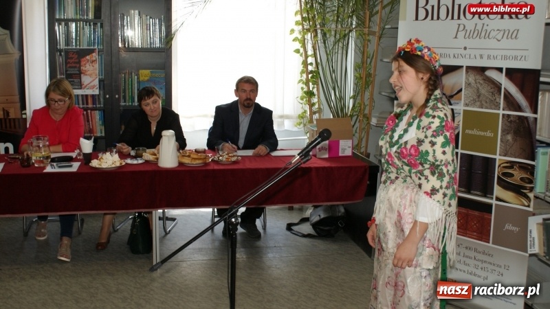 Zdjęcie w galerii na portalu naszraciborz.pl: Tukej piyknie godomy po raz dziesiąty w raciborskiej bibliotece wiadomości z regionu