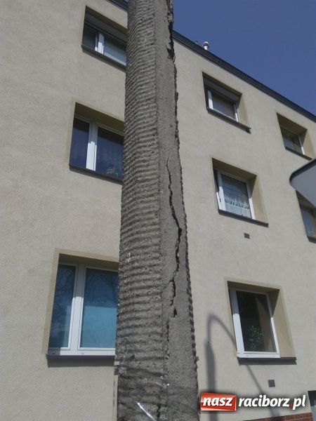 Zdjęcie w galerii na portalu naszraciborz.pl: Słup stoi na słowo honoru, a latarnia oświetla koronę drzewa  wiadomości z regionu