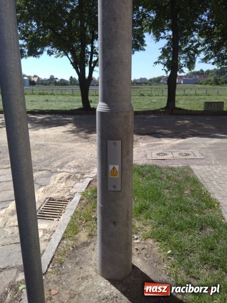 Zdjęcie w galerii na portalu naszraciborz.pl: Słup stoi na słowo honoru, a latarnia oświetla koronę drzewa  wiadomości z regionu