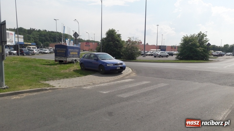 Zdjęcie w galerii na portalu naszraciborz.pl: Mistrz parkowania z Rybnickiej wiadomości z regionu