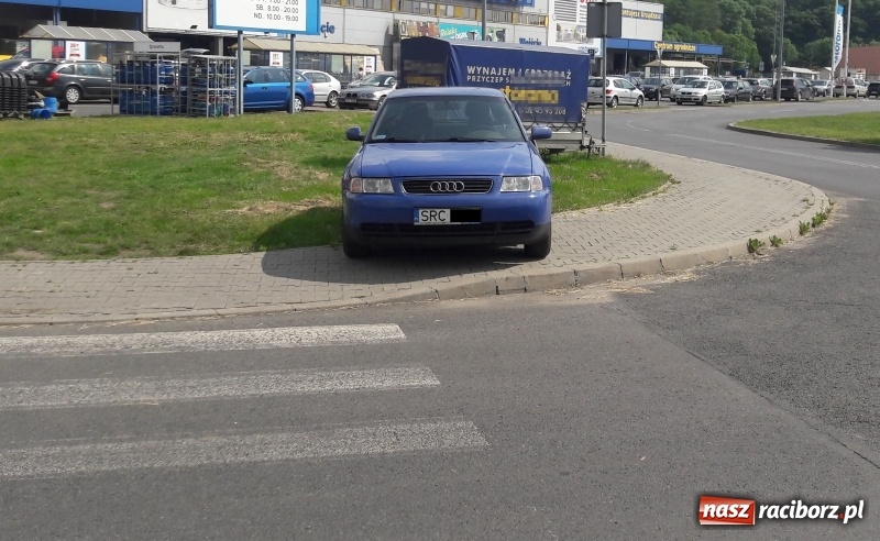 Zdjęcie w galerii na portalu naszraciborz.pl: Mistrz parkowania z Rybnickiej wiadomości z regionu