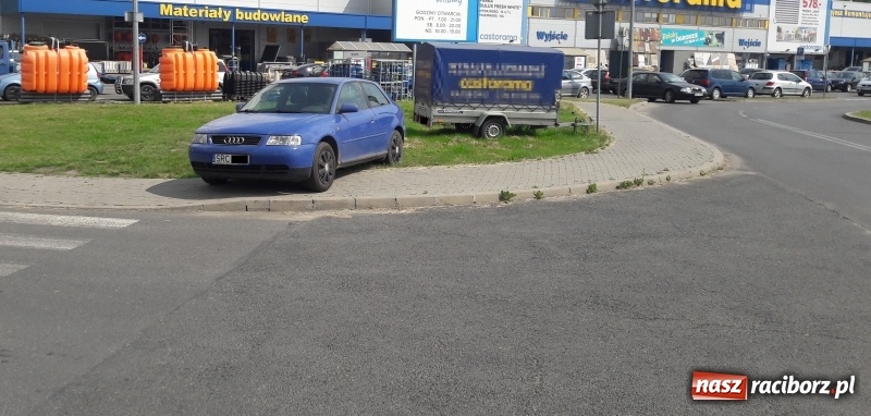 Zdjęcie w galerii na portalu naszraciborz.pl: Mistrz parkowania z Rybnickiej wiadomości z regionu