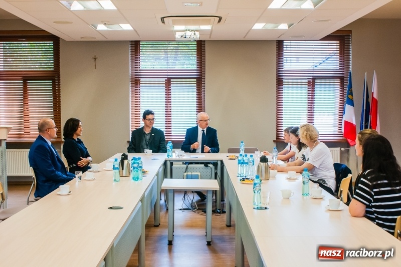 Zdjęcie w galerii na portalu naszraciborz.pl: Sonia Janeczek z SP15 powiatową Mistrzynią Ortografii wiadomości z regionu