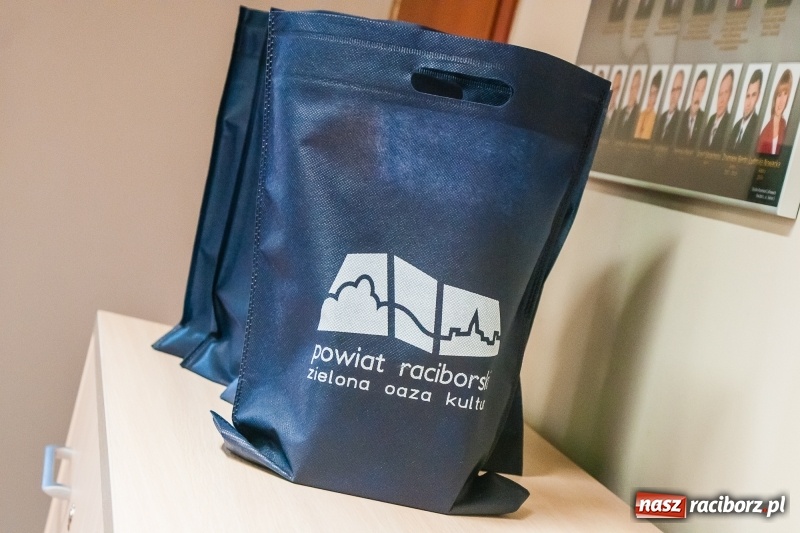 Zdjęcie w galerii na portalu naszraciborz.pl: Sonia Janeczek z SP15 powiatową Mistrzynią Ortografii wiadomości z regionu