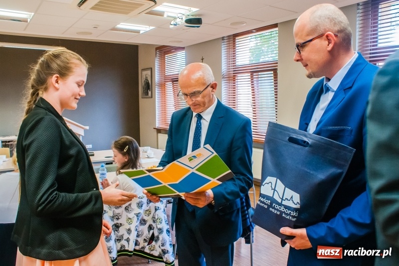 Zdjęcie w galerii na portalu naszraciborz.pl: Sonia Janeczek z SP15 powiatową Mistrzynią Ortografii wiadomości z regionu