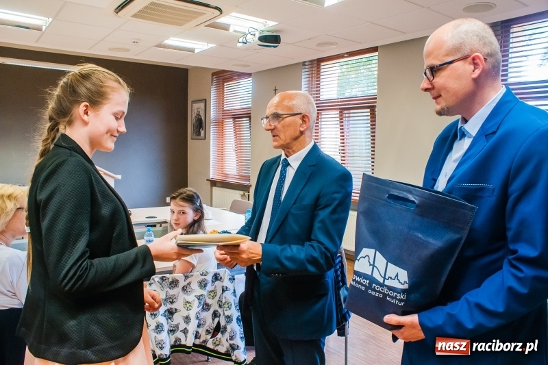 Zdjęcie w galerii na portalu naszraciborz.pl: Sonia Janeczek z SP15 powiatową Mistrzynią Ortografii wiadomości z regionu