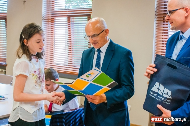 Zdjęcie w galerii na portalu naszraciborz.pl: Sonia Janeczek z SP15 powiatową Mistrzynią Ortografii wiadomości z regionu