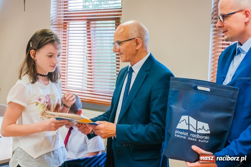 Zdjęcie w galerii na portalu naszraciborz.pl: Sonia Janeczek z SP15 powiatową Mistrzynią Ortografii wiadomości z regionu
