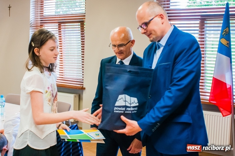 Zdjęcie w galerii na portalu naszraciborz.pl: Sonia Janeczek z SP15 powiatową Mistrzynią Ortografii wiadomości z regionu