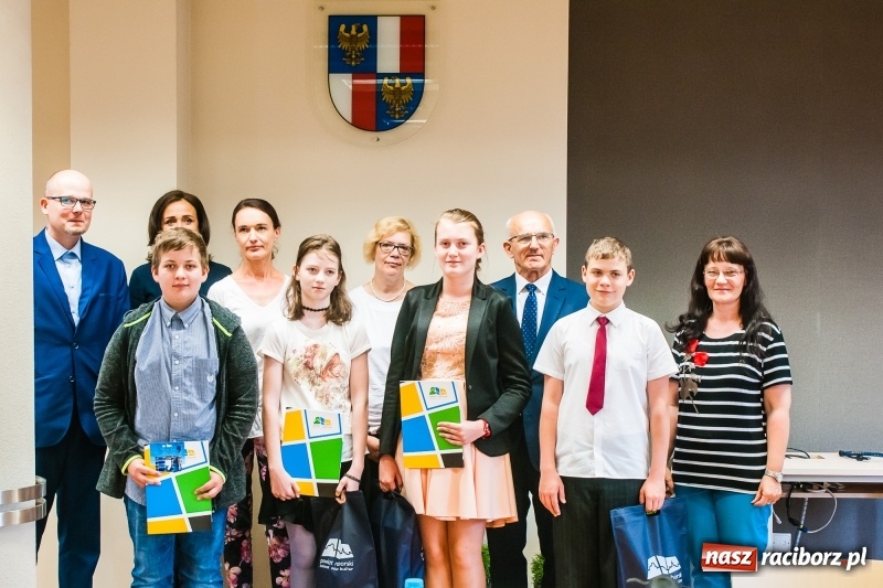 Zdjęcie w galerii na portalu naszraciborz.pl: Sonia Janeczek z SP15 powiatową Mistrzynią Ortografii wiadomości z regionu
