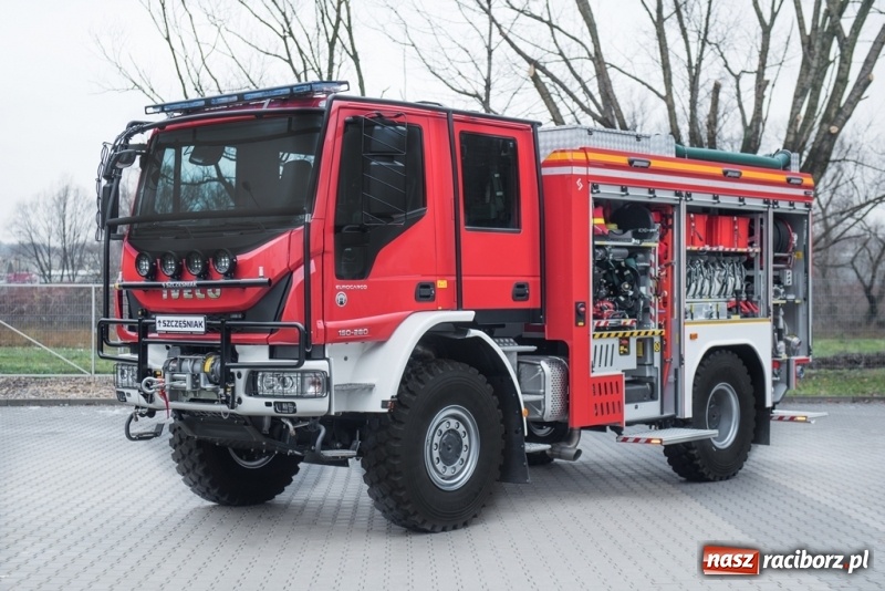 Zdjęcie w galerii na portalu naszraciborz.pl: Raciborscy strażacy mają nowy wóz bojowy do akcji w trudnym terenie wiadomości z regionu