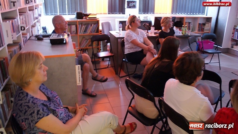 Zdjęcie w galerii na portalu naszraciborz.pl: Rowerem wokół Matterhorn. Spotkanie ze Zbigniewem Kręciszem w bibliotece wiadomości z regionu