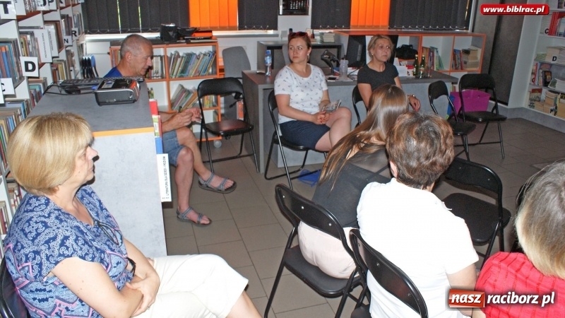 Zdjęcie w galerii na portalu naszraciborz.pl: Rowerem wokół Matterhorn. Spotkanie ze Zbigniewem Kręciszem w bibliotece wiadomości z regionu