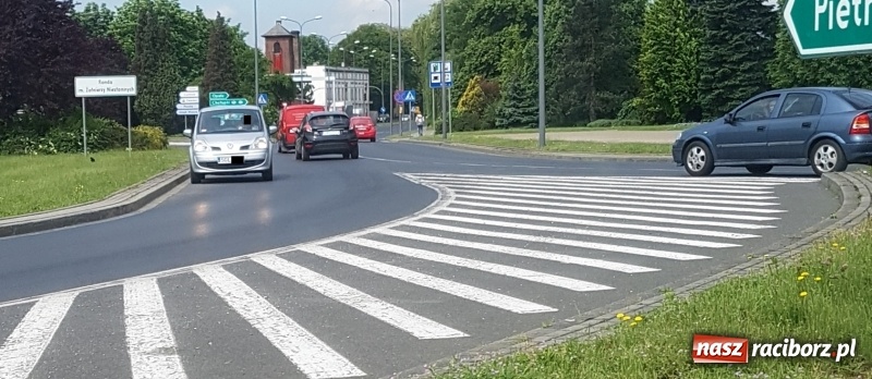 Zdjęcie w galerii na portalu naszraciborz.pl: Pod prąd na raciborskim rondzie FOTO  wiadomości z regionu