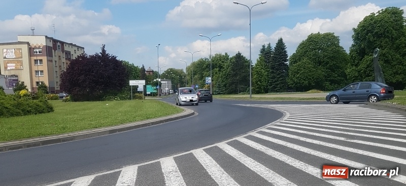 Zdjęcie w galerii na portalu naszraciborz.pl: Pod prąd na raciborskim rondzie FOTO  wiadomości z regionu