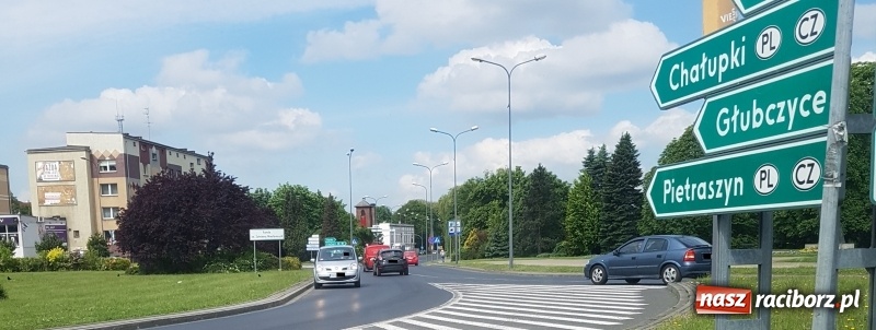 Zdjęcie w galerii na portalu naszraciborz.pl: Pod prąd na raciborskim rondzie FOTO  wiadomości z regionu