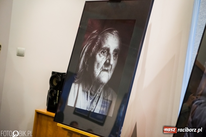 Zdjęcie w galerii na portalu naszraciborz.pl: Uczennice Liceum Plastycznego pokazały swoje prace w Galerii OBOK wiadomości z regionu