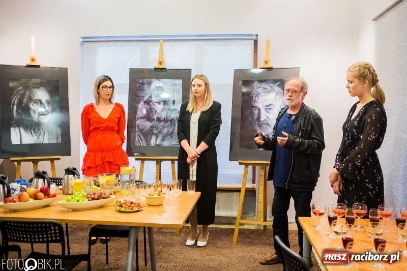 Zdjęcie w galerii na portalu naszraciborz.pl: Uczennice Liceum Plastycznego pokazały swoje prace w Galerii OBOK wiadomości z regionu