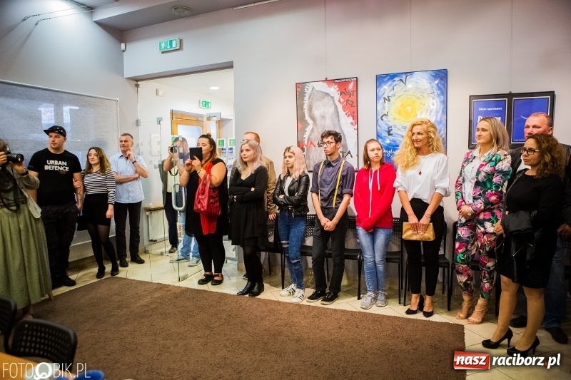 Zdjęcie w galerii na portalu naszraciborz.pl: Uczennice Liceum Plastycznego pokazały swoje prace w Galerii OBOK wiadomości z regionu